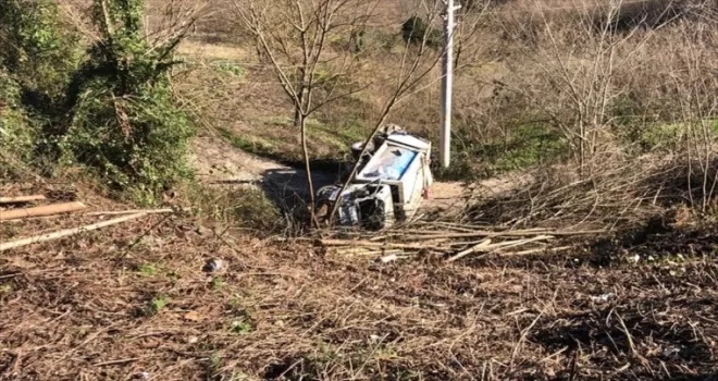 Düzce’de şarampole devrilen çöp kamyonundaki 2 kişi yaralandı