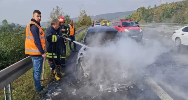 Düzce'de seyir halinde yanan otomobil kullanılamaz hale geldi