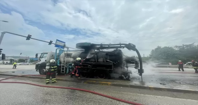 Düzce’de seyir halindeki vidanjör yandı