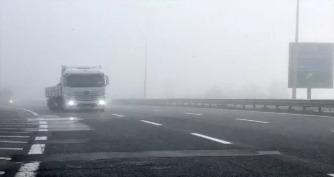 Düzce’de sis görüş mesafesini azalttı
