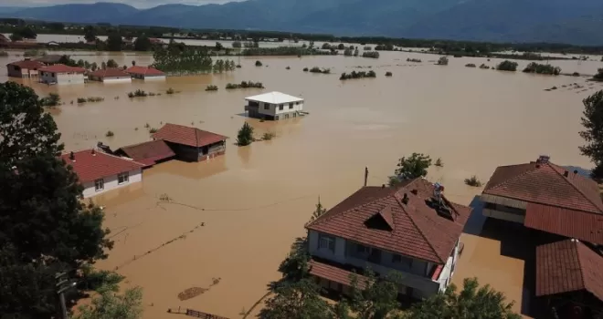 Düzce’de tamamı sular altında kalan köyde tahliye çalışmaları sürüyor