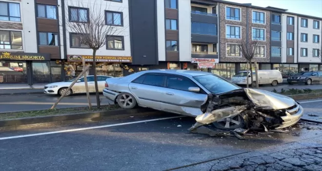 Düzce’de tır ile çarpışan otomobilin sürücüsü yaralandı