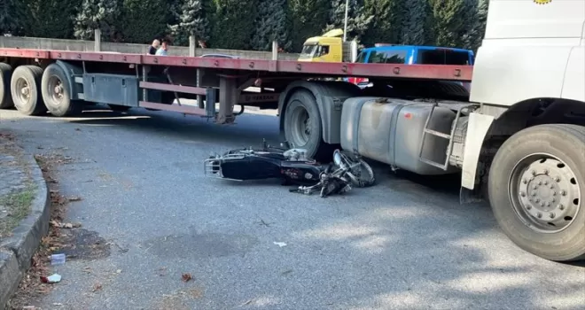 Düzce’de tıra çarpan motosikletteki 2 kişi yaralandı