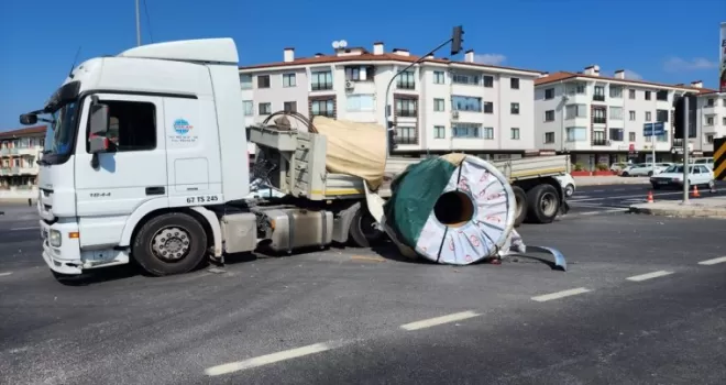 Düzce’de tırın kasasından yola devrilen 5 tonluk sac ulaşımı aksattı
