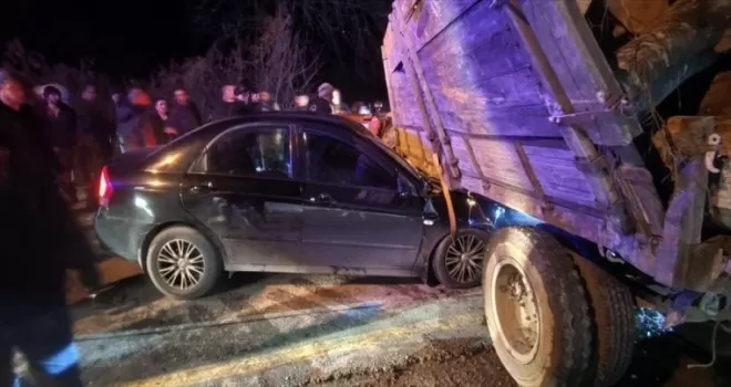 Düzce’de tomruk yüklü traktör ile çarpışan otomobilin sürücüsü ağır yaralandı