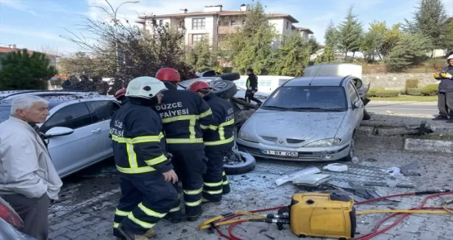 Düzce'de virajı alamayan otomobil park halindeki 5 araca çarparak durabildi