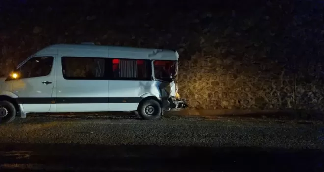 Düzce'de yolcu minibüsü ile çimento silobas'ı çarpıştı, 6 kişi yaralandı