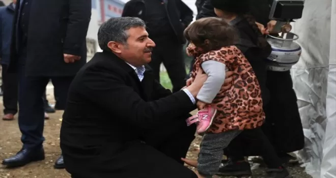 Düzce Valisi Atay, çadırlarda kalan depremzedeleri ziyaret etti