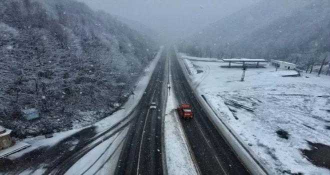 Düzce-Zonguldak Batı Karadeniz bağlantı yolunda kar ulaşımı güçleştiriyor
