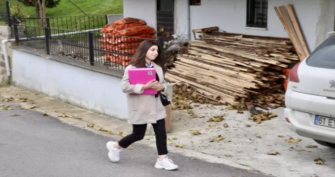 Ebru öğretmen, serebral palsili Süleyman'a evde eğitim veriyor