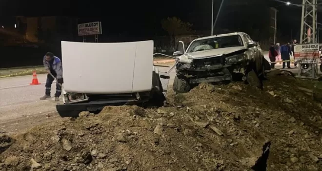 Eflani’de pikap ile çarpışan otomobildeki 2 kişi yaralandı