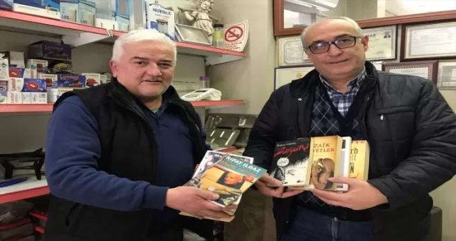 Emekli emniyet personeli, Cumhuriyetin 100. yılı anısına 100 kitap bağışladı