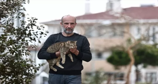 Emekli madenci, deprem bölgesinde insanların ve kedilerin hayatına dokundu