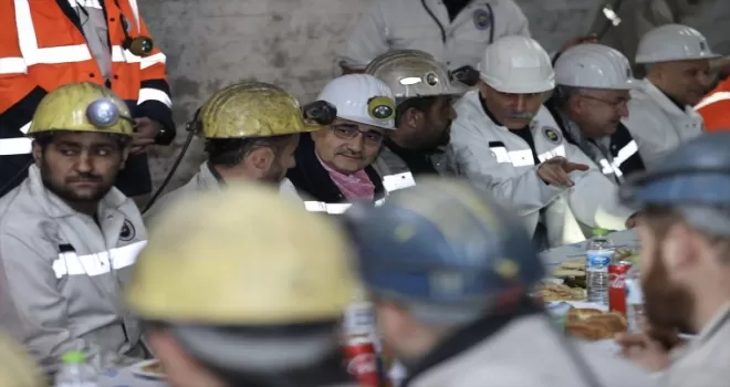 Enerji ve Tabii Kaynaklar Bakanı Dönmez, Zonguldak’ta madencilerle iftar yaptı: