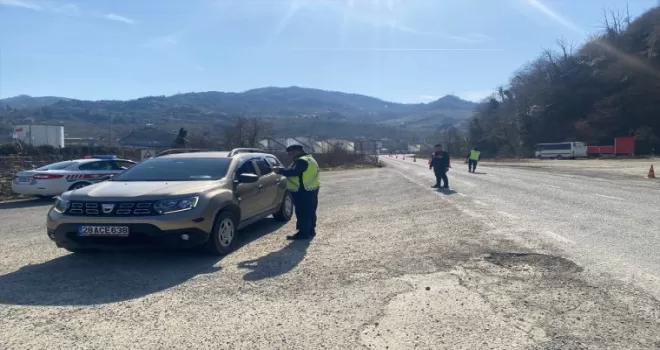 Espiye’de jandarma trafik denetimlerini sürdürüyor