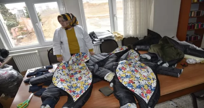 Espiye Halk Eğitim Merkezinde, depremzedeler için uyku tulumu dikiliyor