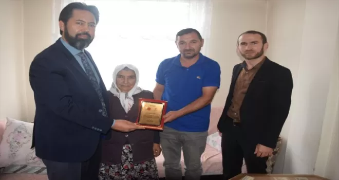 Espiye Müftüsü Gülbe’den hayırseverlere plaket