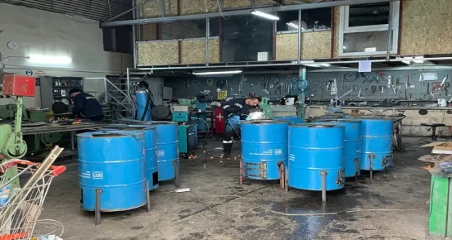 FİSKOBİRLİK'te boş yağ varilleri depremzedeler için sobaya dönüştürülüyor