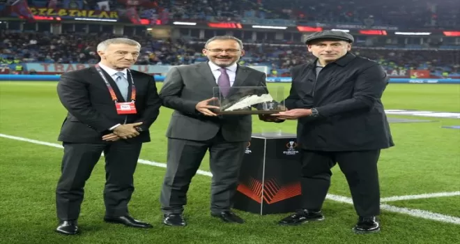 Gençlik ve Spor Bakanı Kasapoğlu, Abdullah Avcı'ya plaket verdi