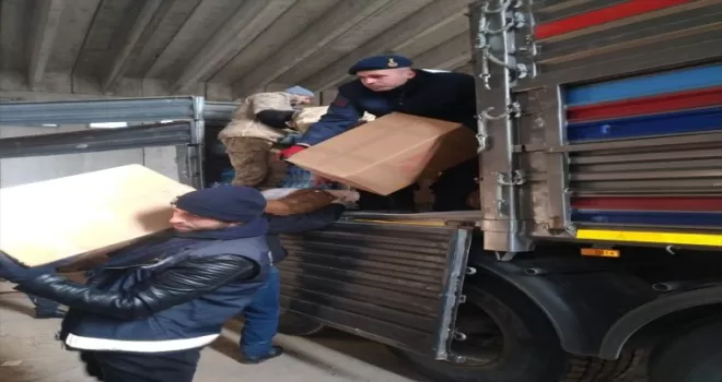 Gerze ilçesinden deprem bölgesine yardımlar sürüyor