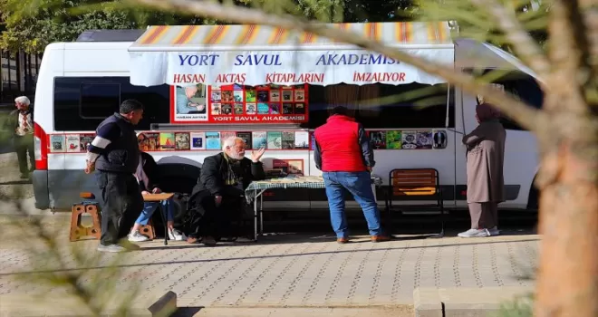 Gezgin yazar kitaplarını okurun ayağına götürüyor