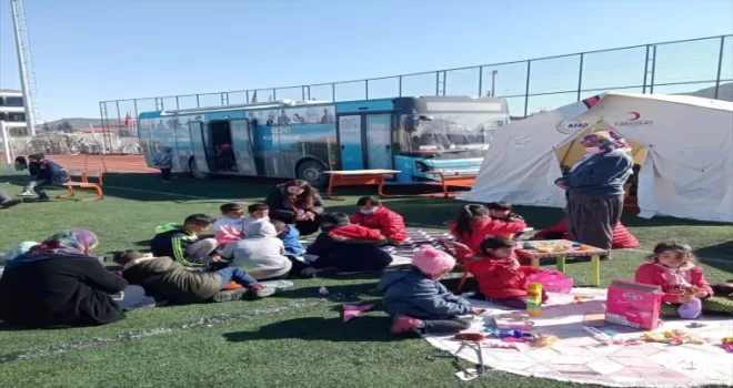 Gezici kütüphane depremzede çocuklara moral oldu