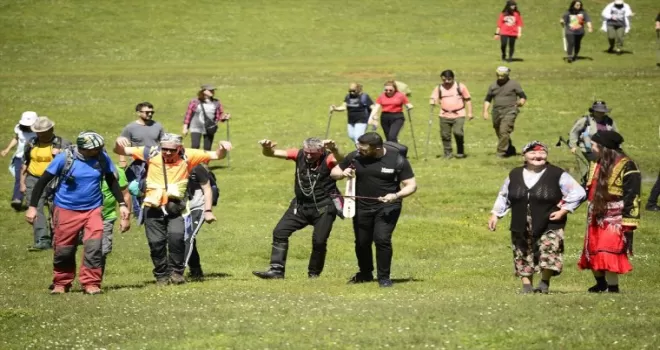 Giresun’da doğa sporcuları “otçu göçü“ geleneğini canlandırdı