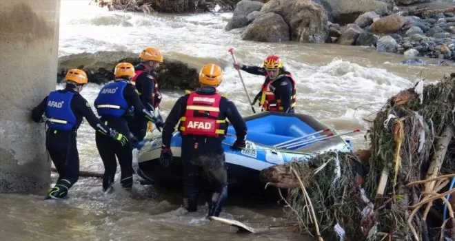 Giresun’da kulübesi heyelan altında kalan kişiyi arama çalışmaları sürüyor