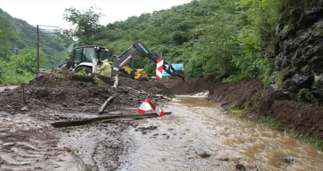 Giresun’da sağanak nedeniyle Yağlıdere-Alucra kara yolu ulaşıma kapandı