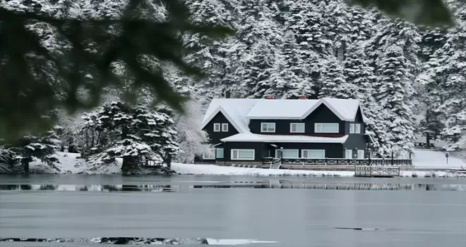 Gölcük Tabiat Parkı, ziyaretçilerini kar yağışı altında ağırlıyor