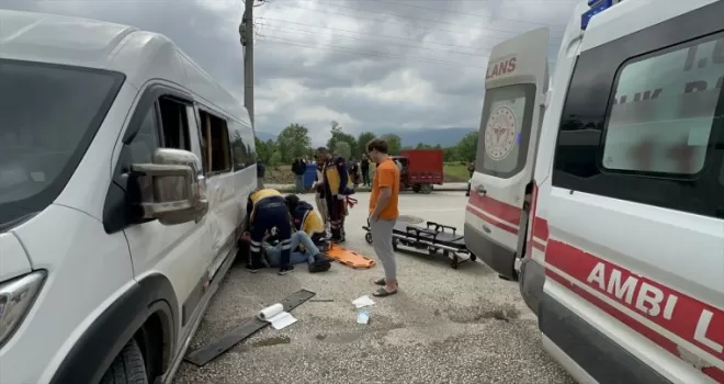 Gölyaka’da minibüsle çarpışan motosikletteki 2 kişi yaralandı