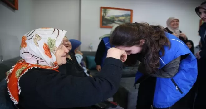 Gönüllü gençler huzurevi sakinlerinin yüreğine dokunuyor