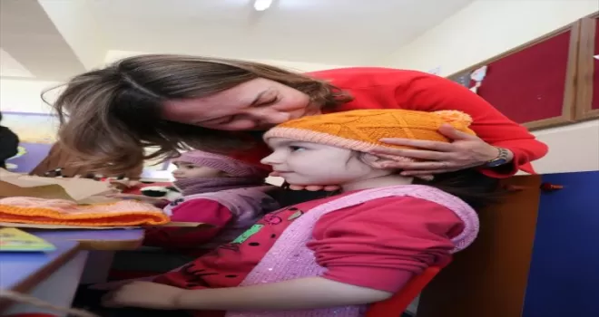 Gönüllü kadınların ördüğü atkı ve bereler çocuklara dağıtıldı