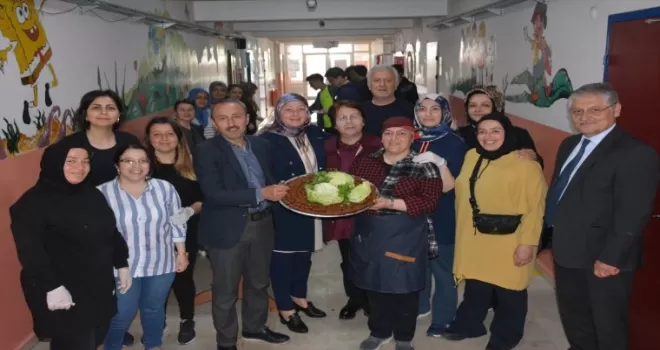 Görele’de, Hatay’daki kardeş okul için kermes düzenledi