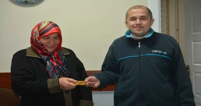 Görele’de sokakta bulunan altın bileklik sahibine teslim edildi