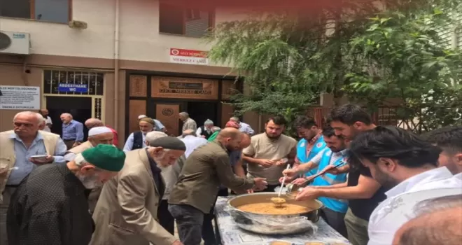 Güce’de aşure dağıtıldı