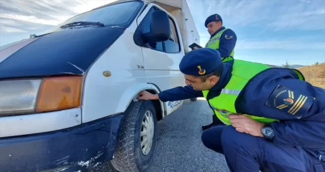 Gümüşhacıköy’de jandarma ekipleri kış lastiği denetimi yaptı