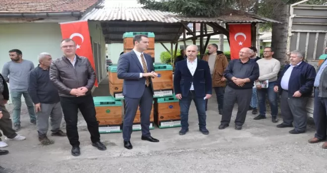 Gümüşhacıköy’de üreticilere arı kovanı dağıtıldı