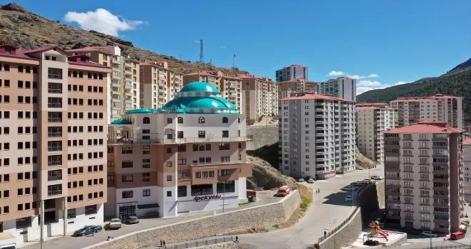 Gümüşhane’de 5 katlı binanın üzerine yapılan cami tamamlanma aşamasına geldi