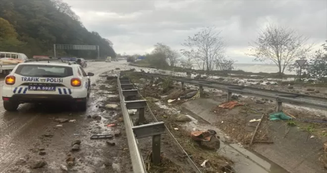GÜNCELLEME 3 - Giresun’da fırtına sonucu yükselen dalgalar zarara yol açtı