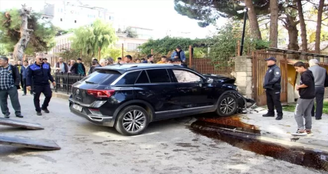 GÜNCELLEME - Sinop'ta otomobil duvara çarptı, 2 kişi öldü, 2 kişi yaralandı