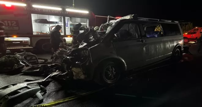GÜNCELLEME - Tokat’ta kamyona arkadan çarpan minibüsteki 5 kişi öldü
