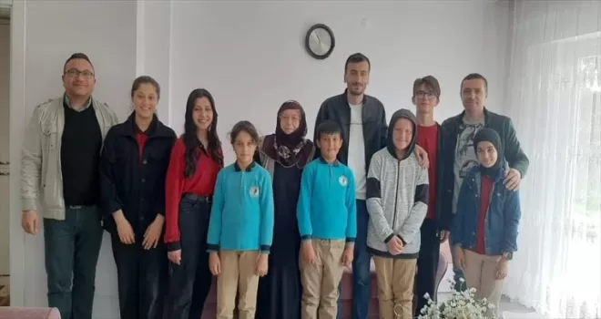 Hamamözü’nde ortaokul öğrencileri yaşlıları ziyaret etti