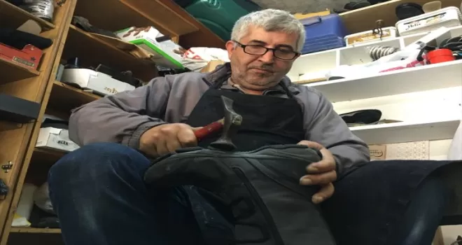 Hasan usta 3 metrekarelik dükkanında 32 yıldır ayakkabı tamir ediyor