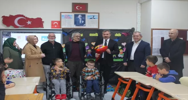 Havza’da eğitim gören iki özel öğrenciye tekerlekli sandalye hediye edildi