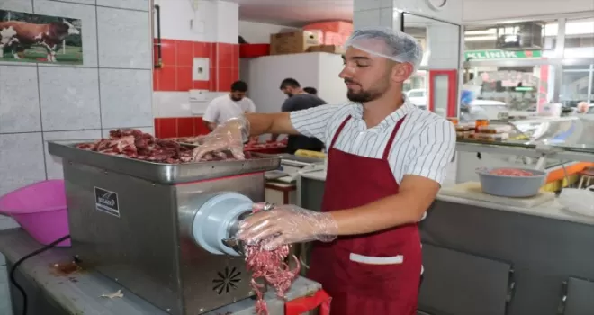 Havza’da kasap ve şarküterilerde kıyma mesaisi devam ediyor