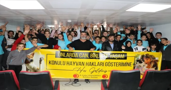 Hayvan hakları için on yıldır şehir şehir geziyor
