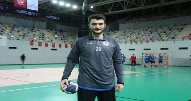 Hentbol aşkı için günlük 100 kilometre yol katediyor