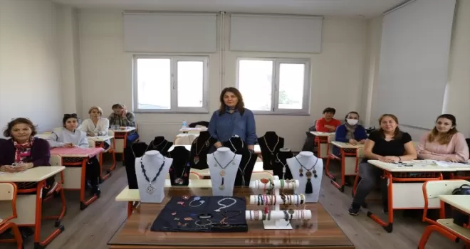 Hobi olarak eğitim aldığı kursta eğitmen oldu