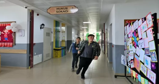 “Hukuk Sokağı“ ile öğrenciler haklarını daha iyi öğrenecek
